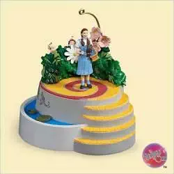 WIZARD OF OZ - DOROTHY & THE MUNCHKINS 2006 Hallmark Ornament QXI6106